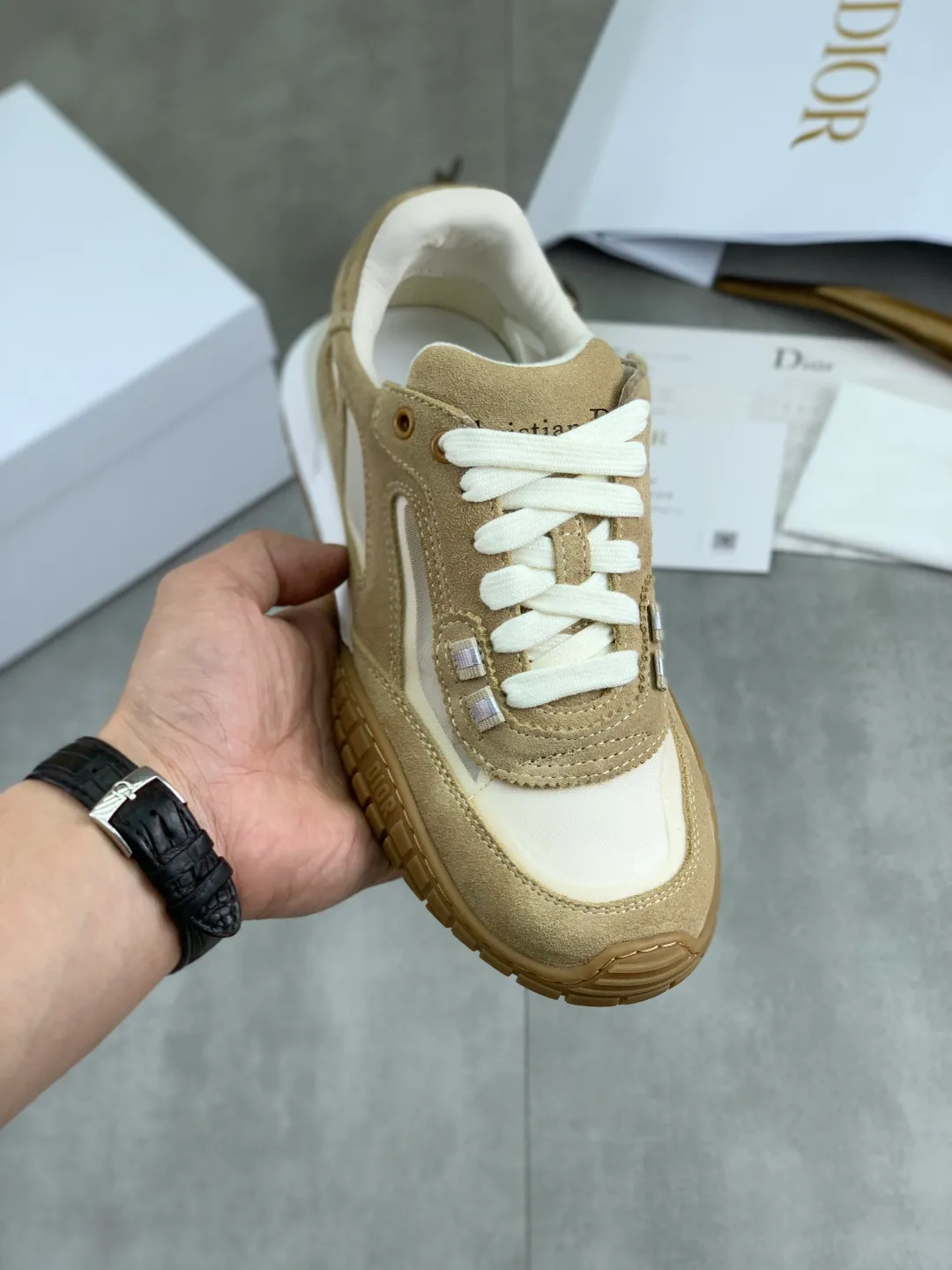 Men's men's shoes P520 new Dior Tech sneakers 2026 early spring series new products, with fashionable details, highlighting retro aesthetics. The light beige anti-suede cow leather upper is spliced ​​with apricot transparent mesh fabric on the side. The upper window edge is adhered with high-frequency flat ironing and back-pressure. It replicates the original craftsmanship, making it beautiful and comfortable without falling off. The interior is made of sheep lining of the same color, which is soft and comfortable. The heel and tongue are embellished with the Paris logo. The textured TPU soles with the same color logo. The high-end version is exquisitely packaged, adding a high-end style.  Code number: 35-46